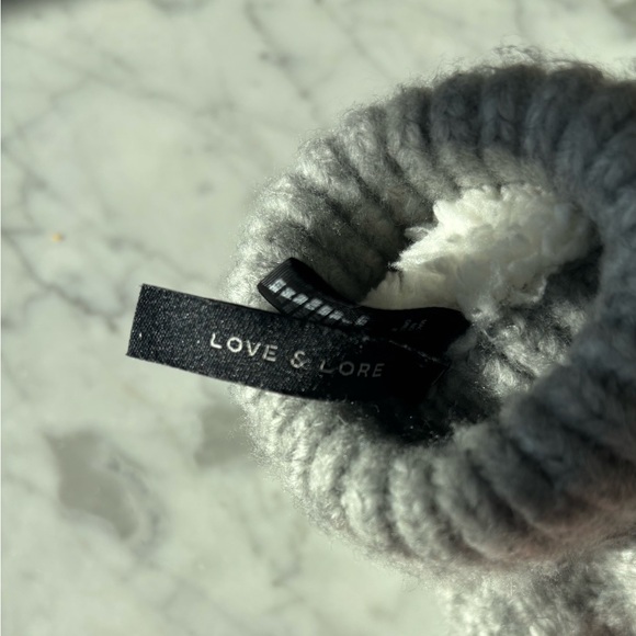 Cozy Gray Knit Mittens - Picture 3 of 3